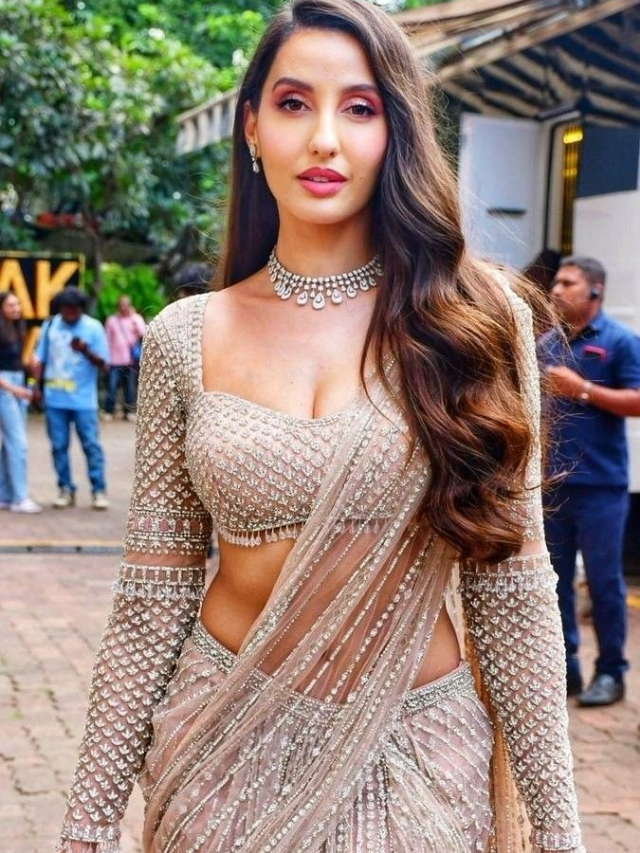 Nora Fatehi Desi Look in Saree